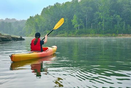 Kayakista en el lago Barren River