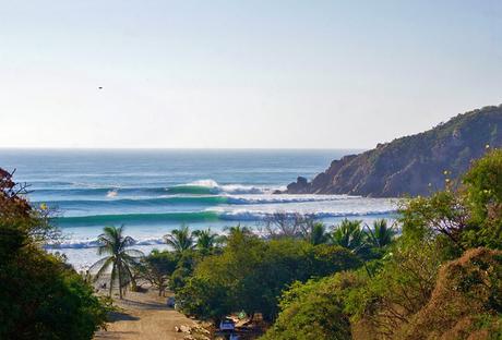 Barra de la Cruz con grandes olas