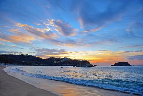 Playa Tangolunda al amanecer, Huatulco, México