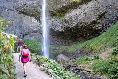 Senderismo para principiantes: introducción, equipamiento y otros elementos esenciales Latourell Falls, garganta del río Columbia, Oregón