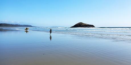 Surfista y niño en Long Beach, Tofino
