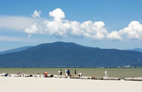 Gente en la playa en Kitsilano, Vancouver