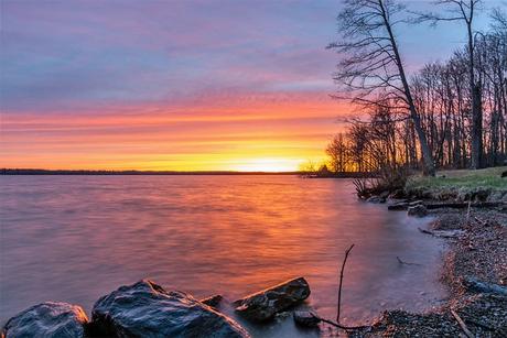 Puesta de sol de invierno sobre el lago Pymatuning