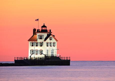 Faro en el lago Erie en Lorain, Ohio