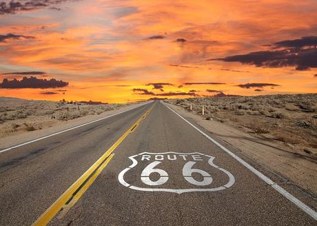Ruta 66 a través de California al atardecer