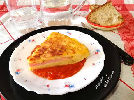TORTILLA RELLENA DE JAMÓN Y QUESO CON FRITADA DE TOMATE TORTILLA RELLENA DE JAMÓN Y QUESO CON FRITADA DE TOMATE