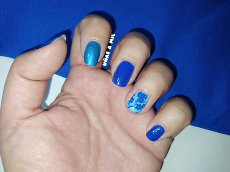 Diseño de uñas azul con flores
