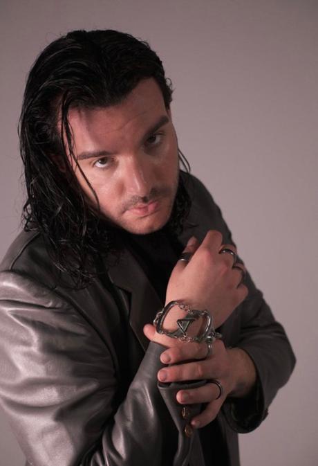 Adri Grajams lanza su último single de música electrónica, Strober Lights Whisper Adri Grajams lanza su último single de música electrónica, Strober Lights Whisper