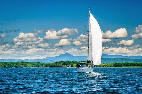 14 mejores lagos en los EE. UU. Velero en el lago Champlain