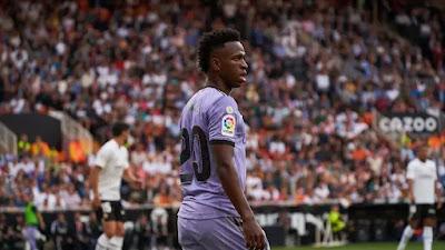 El poder terapéutico de la música… y los gritos racistas a Vinicius, jugador del Real Madrid.