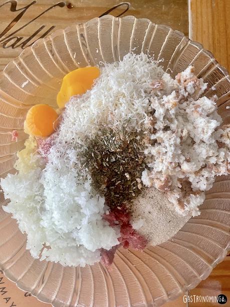 Polpette, las albóndigas con salsa de tomate estilo italiano Polpette, las albóndigas con salsa de tomate estilo italiano