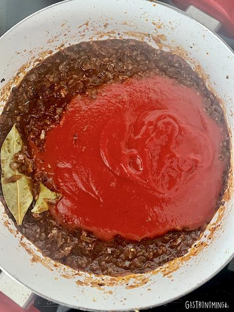 Polpette, las albóndigas con salsa de tomate estilo italiano Polpette, las albóndigas con salsa de tomate estilo italiano