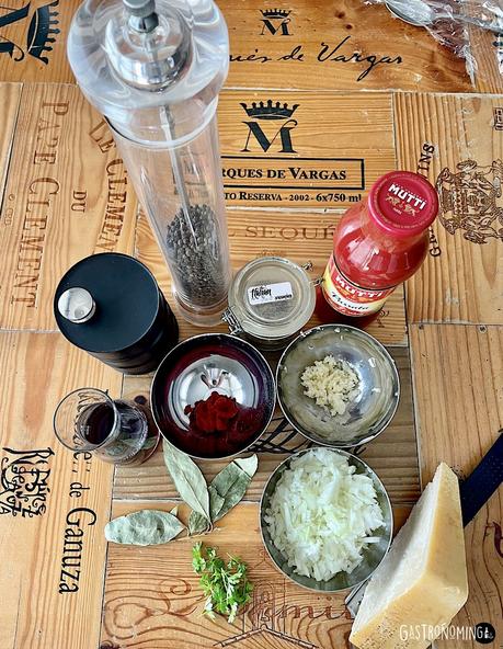 Polpette, las albóndigas con salsa de tomate estilo italiano Polpette, las albóndigas con salsa de tomate estilo italiano