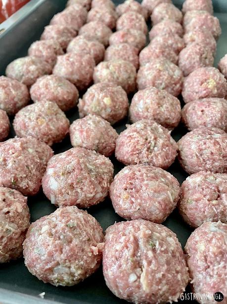 Polpette, las albóndigas con salsa de tomate estilo italiano Polpette, las albóndigas con salsa de tomate estilo italiano