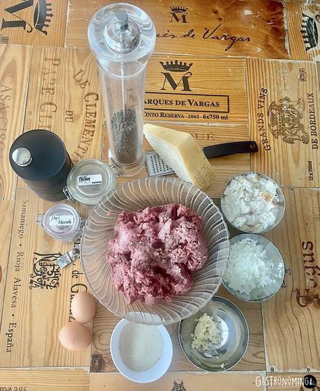 Polpette, las albóndigas con salsa de tomate estilo italiano Polpette, las albóndigas con salsa de tomate estilo italiano