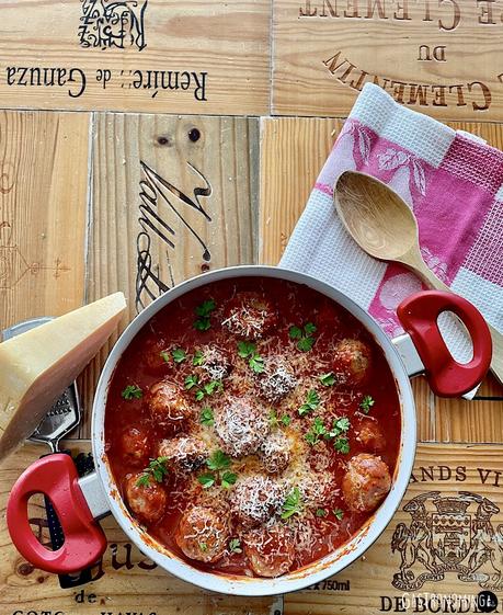 Polpette, las albóndigas con salsa de tomate estilo italiano Polpette, las albóndigas con salsa de tomate estilo italiano