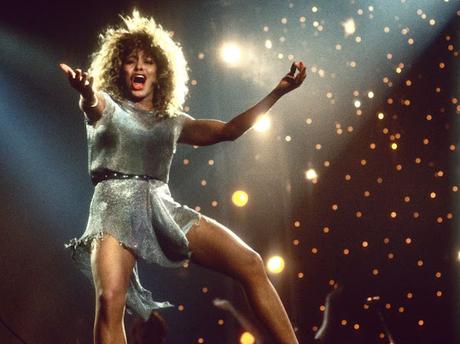 TINA TURNER: EL ABISMAL CONTRASTE ENTRE SU VIDA PERSONAL Y SU CARRERA ARTÍSTICA
