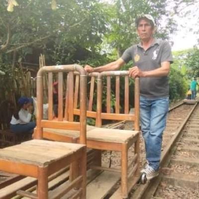 Un carrito con sillas de comedor