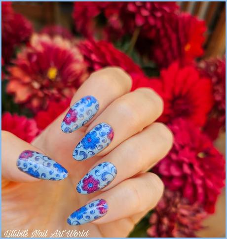 Manicura celeste con flores en Leadlight