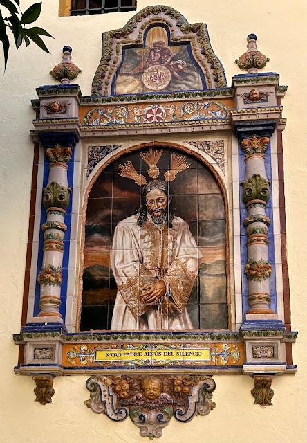 La iglesia de San Juan de la Palma (19): el retablo cerámico de Nuestro Padre Jesús del Silencio en el Desprecio de Herodes. La iglesia de San Juan de la Palma (19): el retablo cerámico de Nuestro Padre Jesús del Silencio en el Desprecio de Herodes.