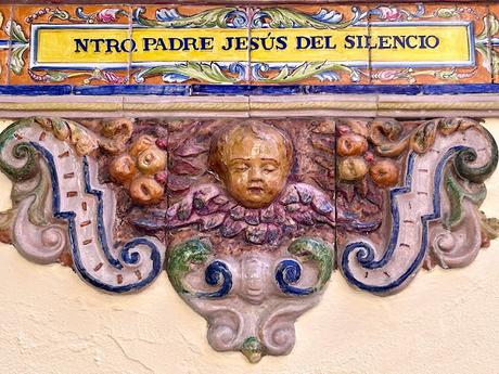 La iglesia de San Juan de la Palma (19): el retablo cerámico de Nuestro Padre Jesús del Silencio en el Desprecio de Herodes. La iglesia de San Juan de la Palma (19): el retablo cerámico de Nuestro Padre Jesús del Silencio en el Desprecio de Herodes.