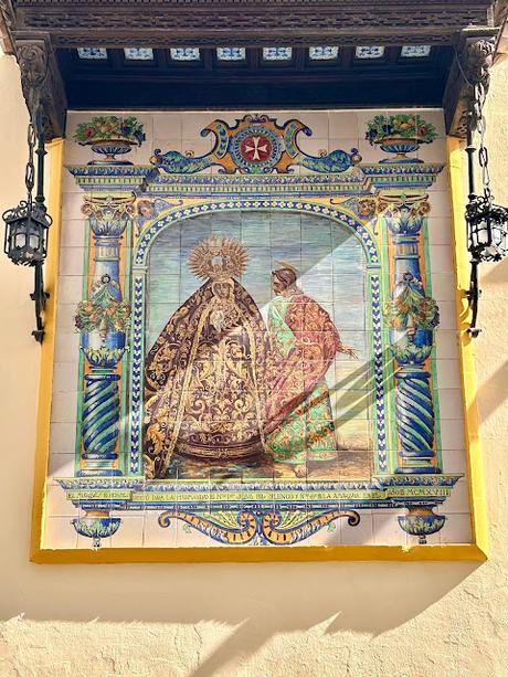 La iglesia de San Juan de la Palma (20): el retablo cerámico de la Virgen de la Amargura.