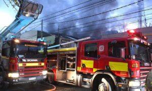 Varias dotaciones de bomberos controlan un incendio en el centro de Pilar