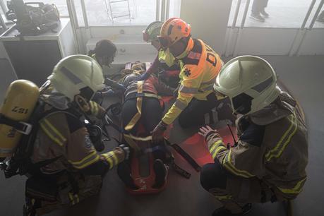 Más de 150 profesionales participan en un ejercicio práctico de emergencias en la discoteca Bataplán de San Sebastián Más de 150 profesionales participan en un ejercicio práctico de emergencias en la discoteca Bataplán de San Sebastián