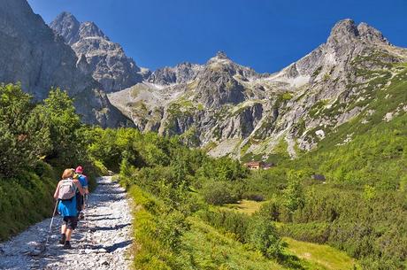 12 mejores caminatas en Europa Excursionistas en las montañas de los Altos Tatras