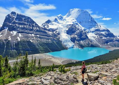 Caminante admirando el lago Berg, el glaciar Berg y el monte Robson