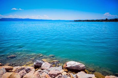 Las azules aguas de Bear Lake entre Idaho y Utah