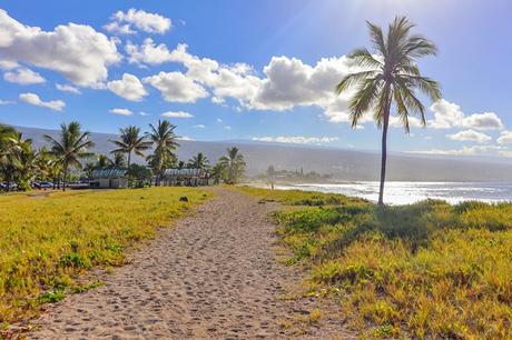 Sendero junto al mar en el área recreativa del antiguo aeropuerto de Kona en Kailua-Kona