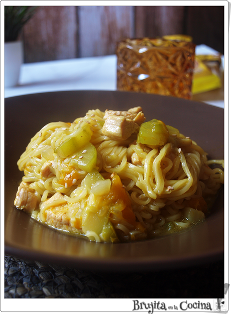 Noodles Curry de pavo y mango