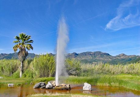 11 fuentes termales mejor calificadas en California Pequeño géiser Old Faithful en Calistoga