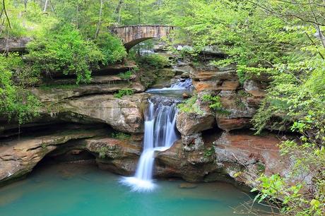 15 parques mejor calificados en Columbus, OH Una cascada en el Parque Estatal Hocking Hills