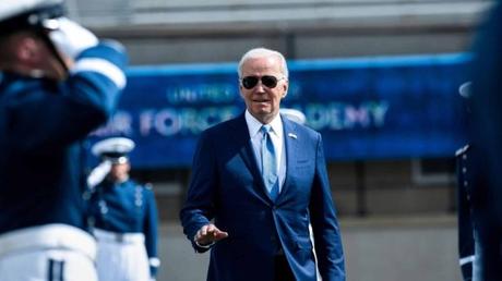 Joe Biden se vuelve a caer