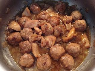 Albóndigas de pollo con sepia y cebolla en salsa