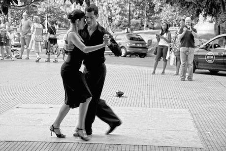 Parerja de tangos bailando en la Plaza