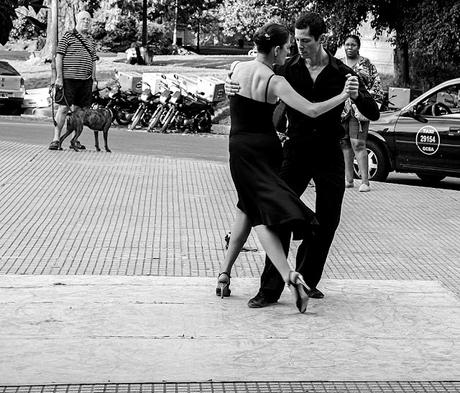 Pareja bailando tangos en la Plaza