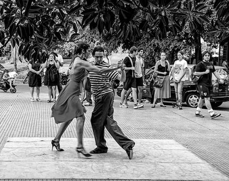 PAreja Bailando tango en la Recoleta