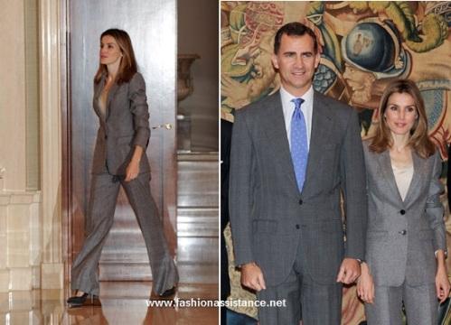 Dña. Letizia elige un traje de chaqueta gris para un día de audiencias en La Zarzuela