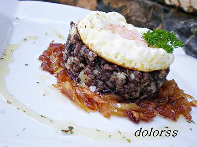 Torre de patatas y morcilla con huevo y cebolla