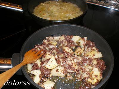 Torre de patatas y morcilla con huevo y cebolla
