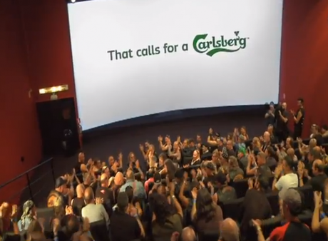 Carlsberg stunts with bikers in cinema 560x412 publicidad