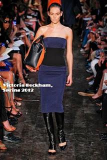 Victoria Beckham pone de moda los calentadores de piel encima de los zapatos