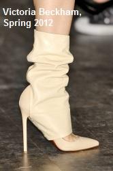 Victoria Beckham pone de moda los calentadores de piel encima de los zapatos