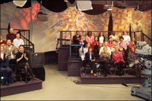 ¿Por qué se escuchan risas durante las comedias televisivas?