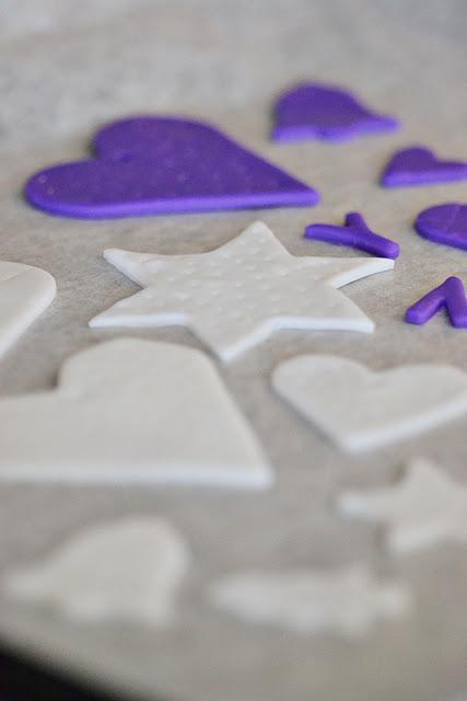 Decorar con velas, y corazones, estrellas y letras de arcilla