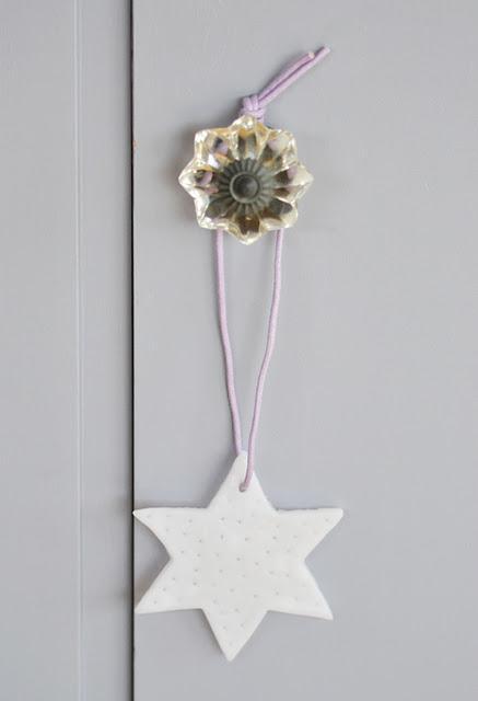 Decorar con velas, y corazones, estrellas y letras de arcilla