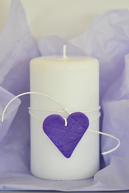 Decorar con velas, y corazones, estrellas y letras de arcilla